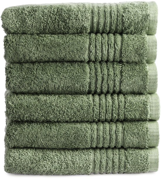Pile de six serviettes vert sauge avec une texture douce et des côtes rehaussées sur les bords.