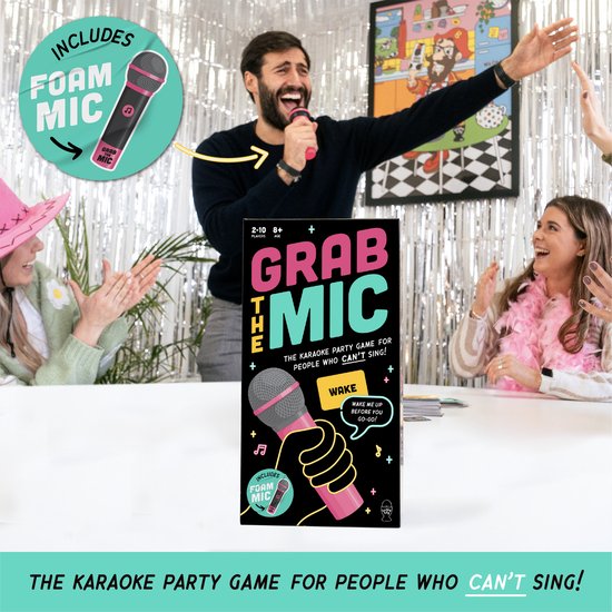 Mensen spelen Grab the Mic, een karaokespel, met een roze microfoon en spelkaarten.