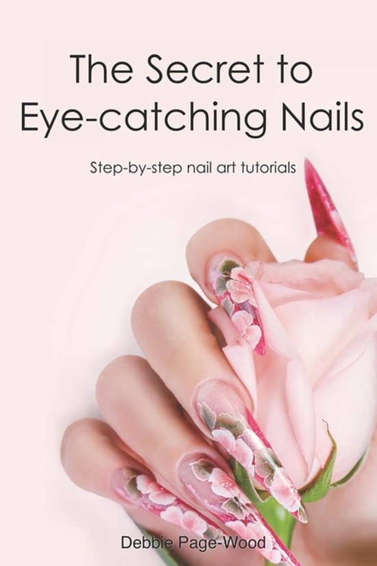De geheimen van opvallende nagels: stap-voor-stap nagelkunst tutorials, met een vrouw die haar lange, kunstig versierde nagels met bloemmotief vasthoudt.