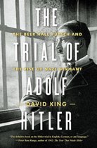 Boekomslag voor "The Trial of Adolf Hitler" met een zwart-witfoto van Adolf Hitler die naar buiten kijkt.