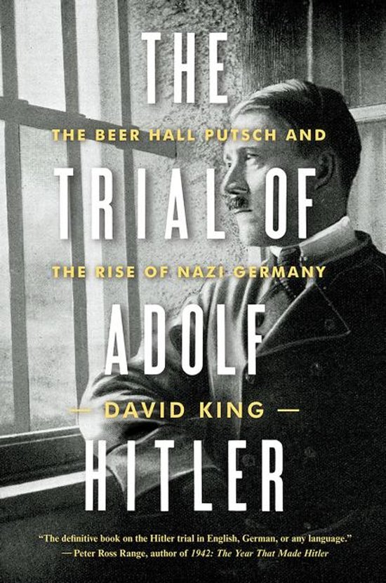 Boekomslag voor "The Trial of Adolf Hitler" met een zwart-witfoto van Adolf Hitler die naar buiten kijkt.
