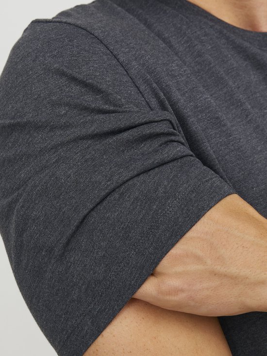 Detail van een donkergrijs T-shirt met korte mouwen.