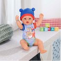 BABY born pop met blauwe muts en romper met beerprint. Met zwaaiende armen.