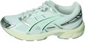 Witte Asics sneaker met mintgroene en zilveren accenten, mesh bovenwerk en crèmekleurige zool.