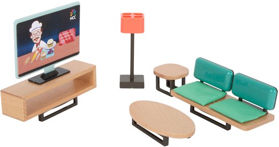 Houten woonkamer met tv, bank, stoelen, salontafel en staande lamp.