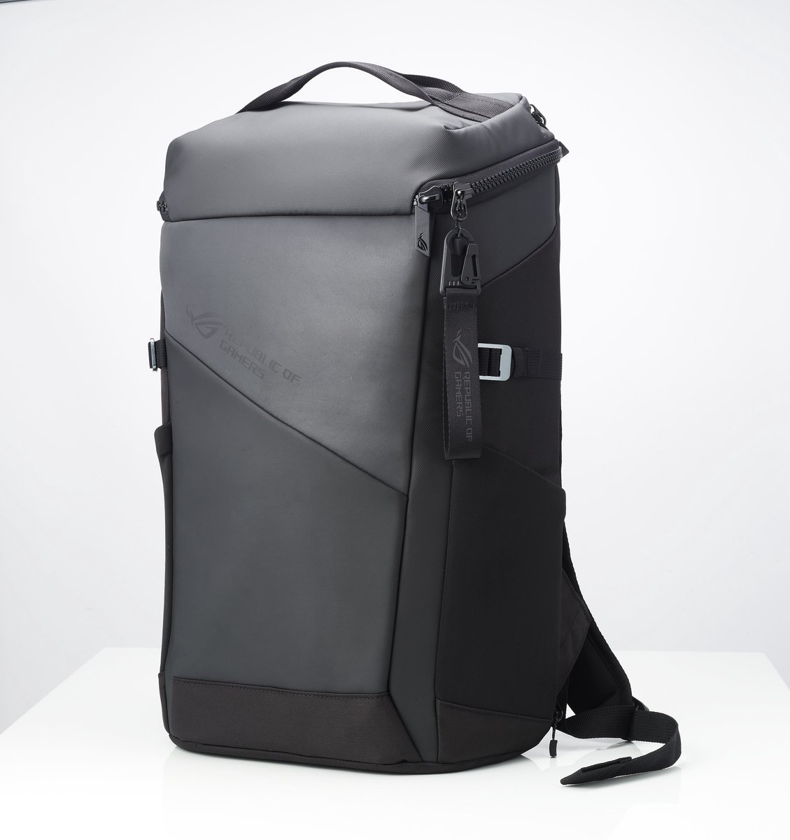 ROG Ranger BP2701 lightweight gaming backpack made of water-repellent material, with multiple pockets, fits a 17-inch laptop ROG Ranger BP2701 lightweight gaming backpack made of water-repellent material, with multiple pockets, fits a 17-inch laptop