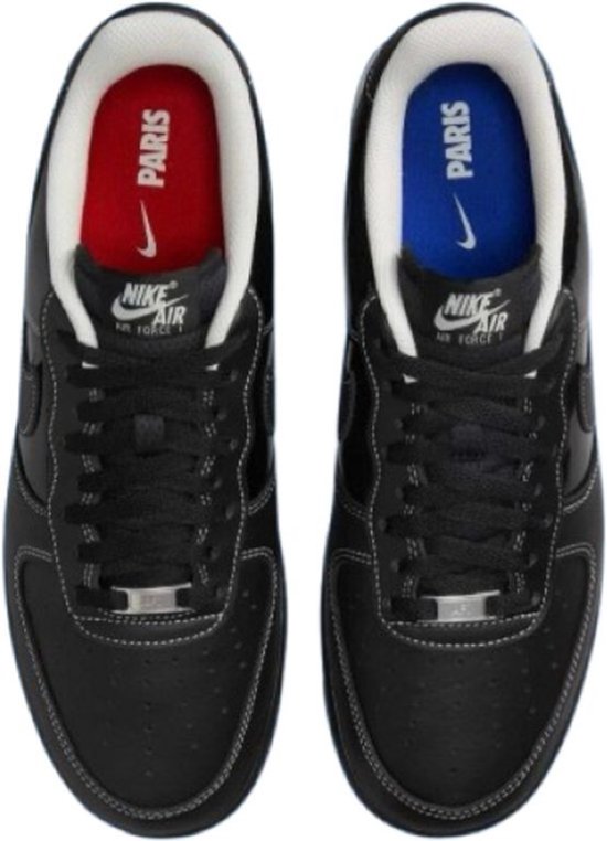 Bovenkant van twee zwarte Nike Air Force 1 sneakers, één met rode "PARIS" binnenzool, de ander met blauwe.