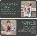 Een jong meisje hangt poppenkleding aan een wit kleerhangerrek. Compact en stijlvol, past in elke kinderkamer of poppenhoek.