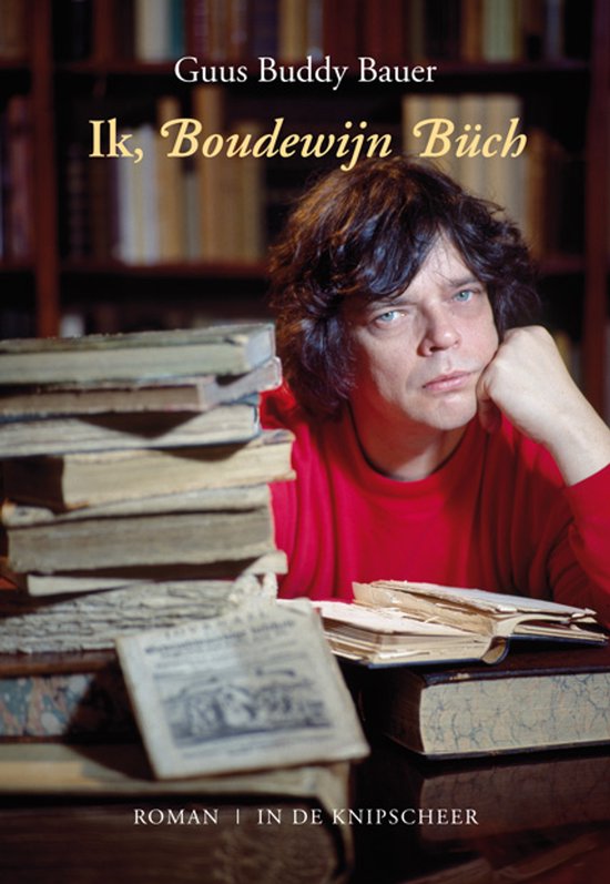 Boekomslag van Ik, Boudewijn Büch door Guus Buddy Bauer, met de auteur zittend bij een stapel oude boeken.