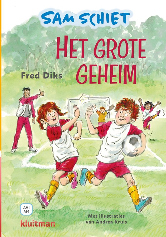 Boekomslag met twee kinderen in voetbaltenue die juichen op een grasveld. Twee andere kinderen spelen voetbal op de achtergrond.
