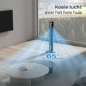 Zwarte CoolHome torenventilator geeft koele lucht (65 graden oscillatie) in een woonkamer.