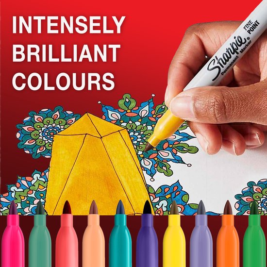 Een hand kleurt met een gele Sharpie stift een gedetailleerd patroon.