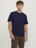 Donkerblauwe T-shirt met korte mouwen en een klein geborduurd '&' logo op de borst.