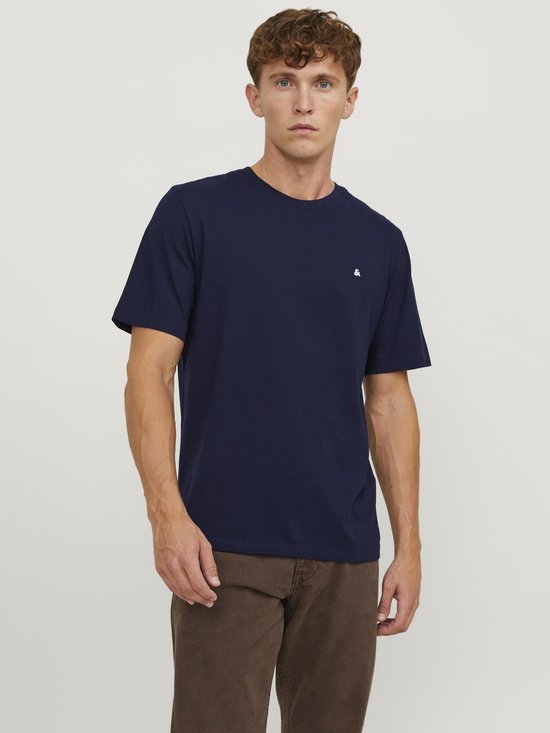 Donkerblauwe T-shirt met korte mouwen en een klein geborduurd '&' logo op de borst.