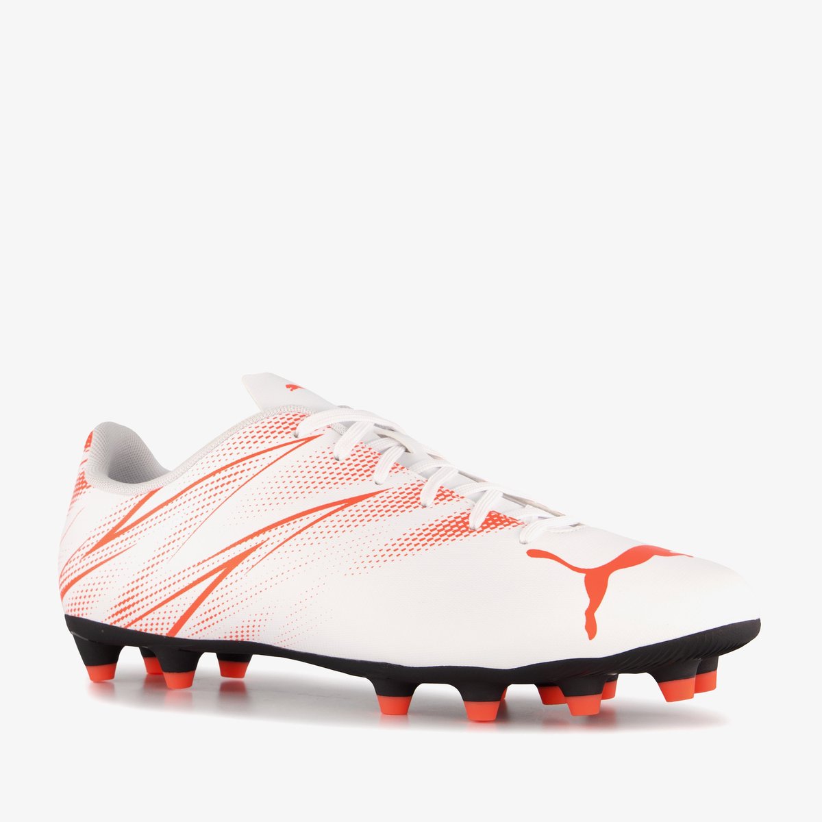Witte Puma Attacanto FG voetbalschoenen voor heren, maat 40, met rode accenten en rubberen buitenzool.