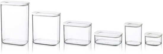 Ensemble de boîtes de conservation vides et transparentes de différentes tailles avec couvercles blancs.