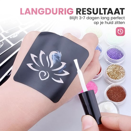 Une main avec un pochoir de fleur de lotus, de la colle et un pinceau. Des pots de paillettes sont visibles en arrière-plan.
