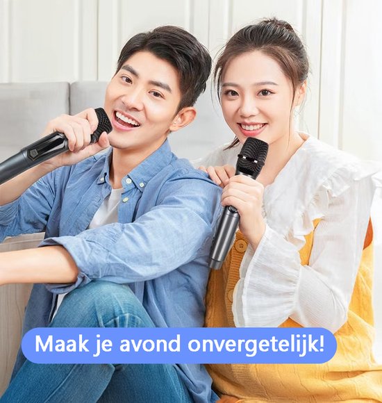 Gelukkig stel, man en vrouw, zingen samen in microfoons.