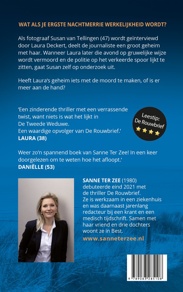 Vrouw met blond haar, wit shirt en blauwe blazer, glimlachend.