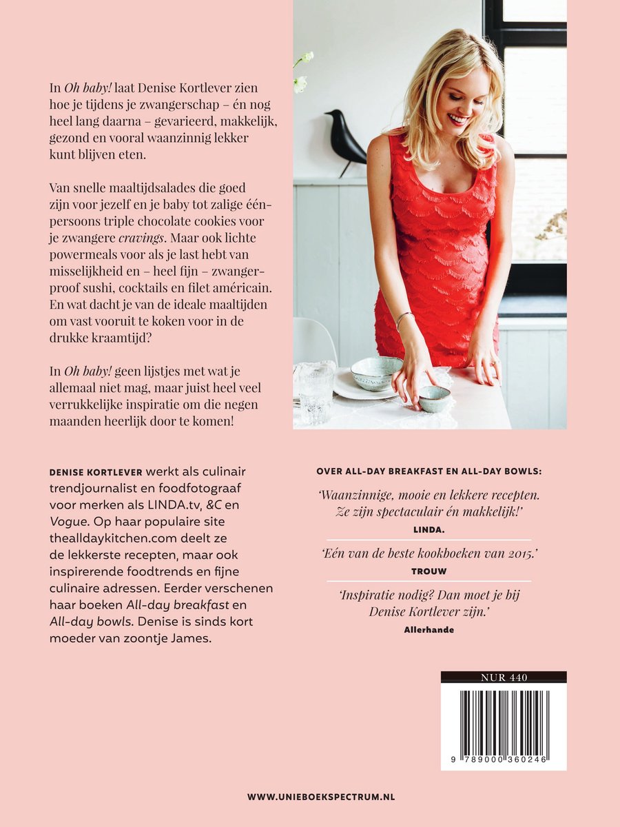 Denise Kortlever, auteur van 'Oh baby!', draagt een rode jurk en poseert met eten.