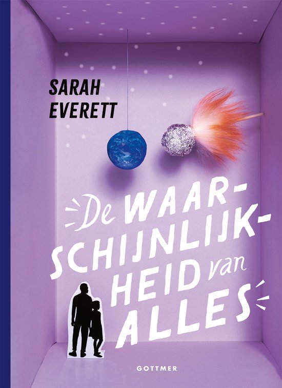 Boek met een achtergrond van een lichtpaarse muranokleurige muur, versierd met stippen, met twee zwevende ballen en een veertje.