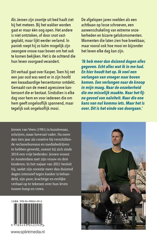 De achterkant van een boek. Links staat tekst, rechts een foto van een man op een brug.