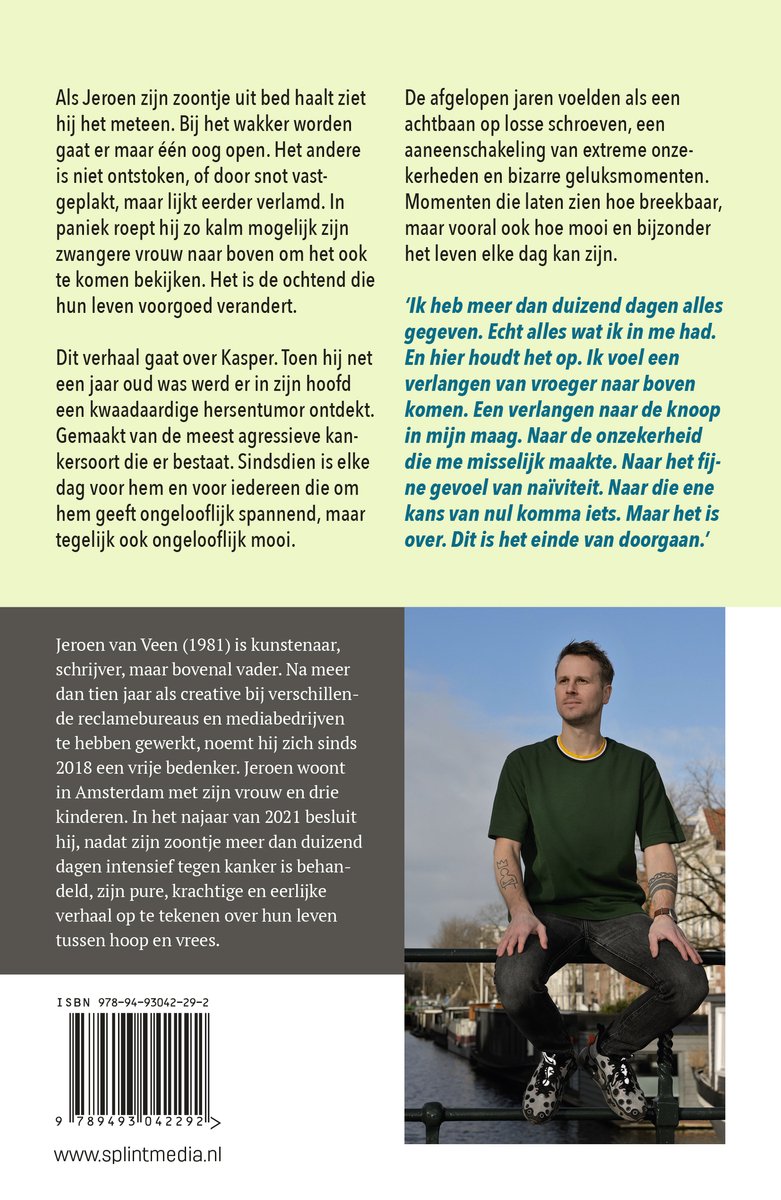 De achterkant van een boek. Links staat tekst, rechts een foto van een man op een brug.