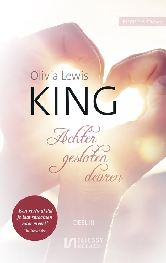 Erotische roman King, deel 3, Achter gesloten deuren. Twee handen vormen een hart tegen een zonnige achtergrond.
