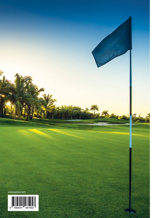 Un parcours de golf avec un drapeau bleu sur le trou, un coucher de soleil, des palmiers, un bunker de sable et un terrain de golf.
