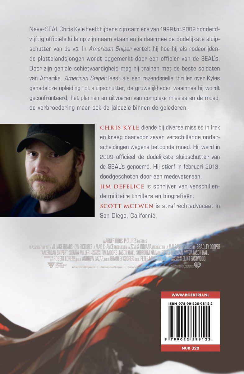 Gros plan sur Chris Kyle portant une casquette noire, une barbe sombre et des cicatrices sur le visage. Logo American Sniper en haut.