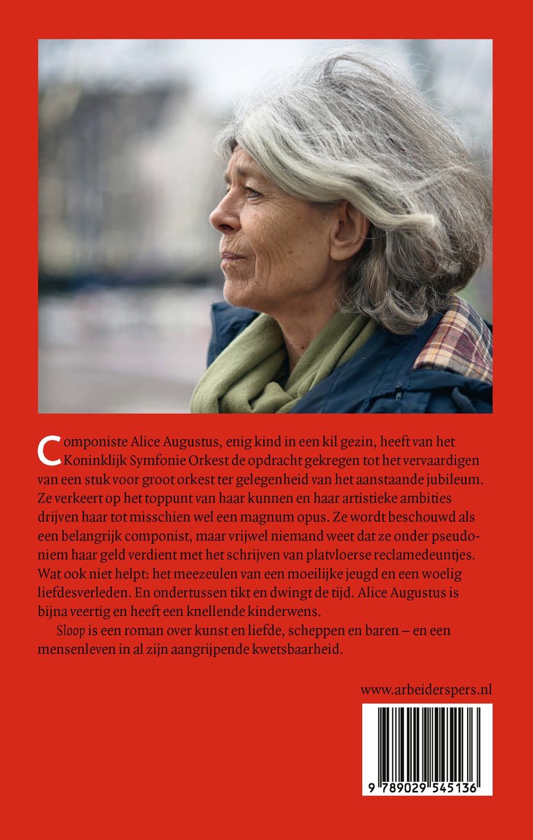 Portret van een oudere vrouw met grijs haar, die opzij kijkt. Ze draagt een groene sjaal en een blauwe jas met ruitpatroon.