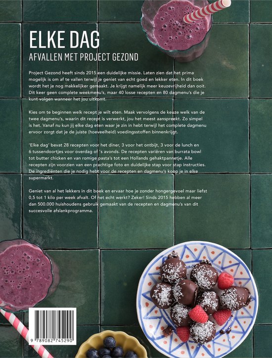 Boek met recepten, met op de voorgrond een paars drankje en een schaal met chocolade en frambozen.
