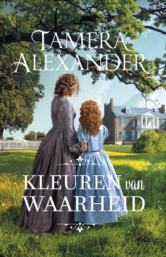 Vrouwen in historische kledij kijken naar een landhuis.