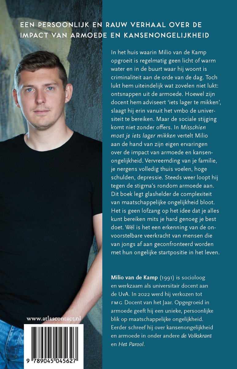 Een man met een kort kapsel en een blauw shirt kijkt recht in de camera. Rechts van hem staat tekst over de auteur en het boek.