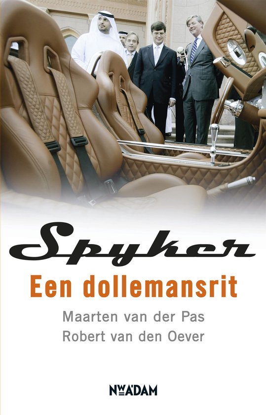 Boekomslag met de titel "Spyker Een dollemansrit". Interieur van een Spyker auto met bruine lederen zetels en mannen op de achtergrond.