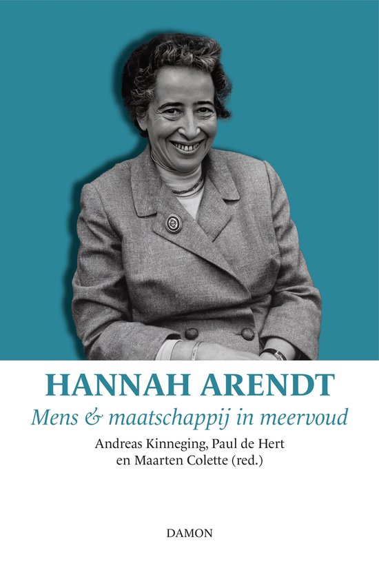 Portret van Hannah Arendt in een grijs pak met een blauwe achtergrond. Titel: Hannah Arendt Mens & maatschappij in meervoud.