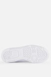 Onderkant van een witte Puma sneaker met profielzool.
