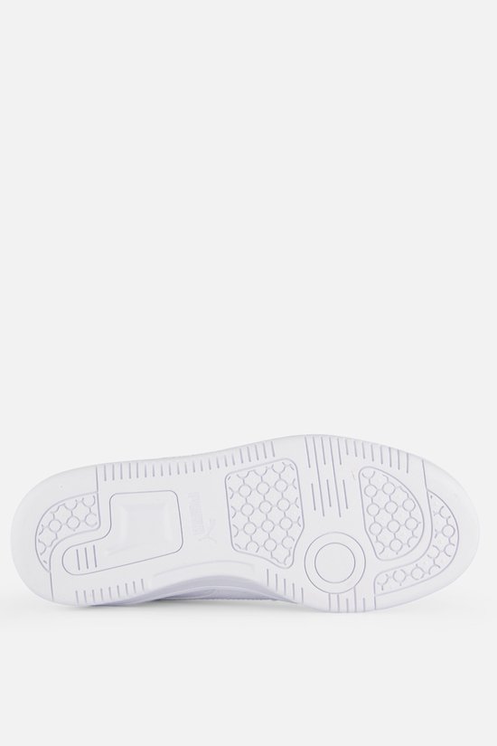 Onderkant van een witte Puma sneaker met profielzool.
