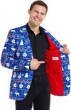 Man met een glimlach die een blauwe blazer met kerstprint opent, gevoerd met rood.