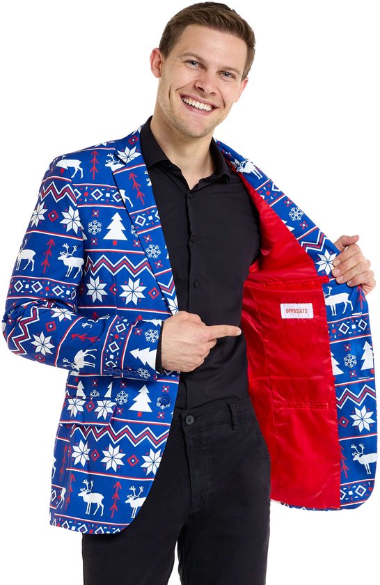 Man met een glimlach die een blauwe blazer met kerstprint opent, gevoerd met rood.
