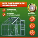 Glazen kas met aluminium frame, schuifdeur, dakramen en thermometer. Perfecte luchtcirculatie.