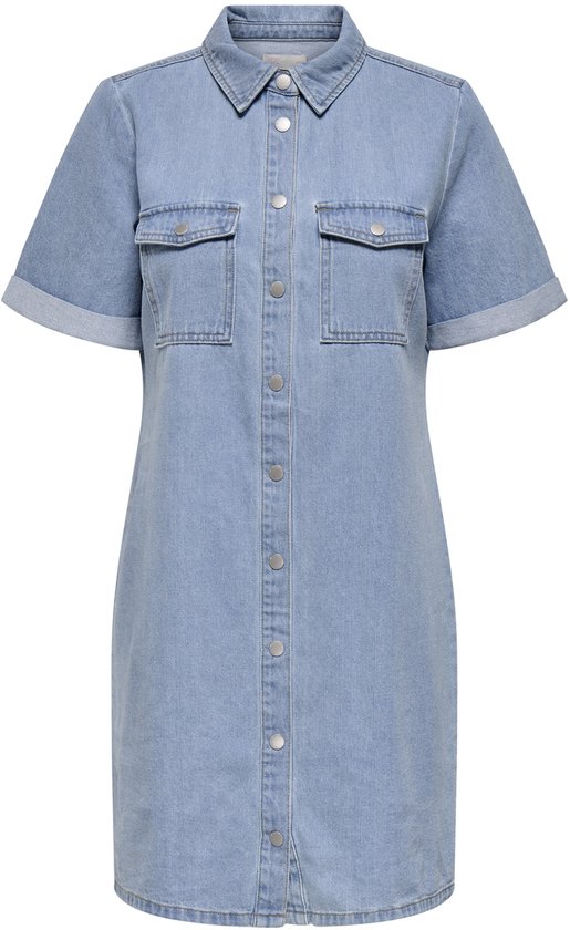 Robe en denim bleu clair à manches courtes, deux poches poitrine et boutons.