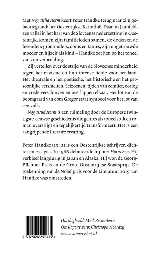 Achterkant van het boek 'Nog altijd storm' met tekst over de inhoud en Peter Handke. Onderin een barcode.
