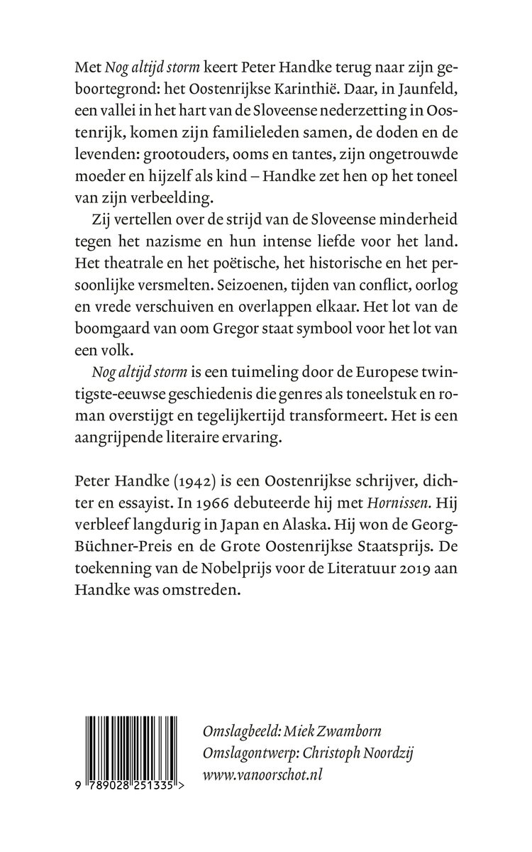 Achterkant van het boek 'Nog altijd storm' met tekst over de inhoud en Peter Handke. Onderin een barcode.