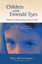Boek kaft van 'Children with Emerald Eyes'. Close-up van een kindergezicht met opvallende, intense ogen. Geschreven door Mira Rothenberg.