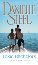 Boekomslag van "Toxic Bachelors" van Danielle Steel, met drie mannen op een boot en een zeilboot op de achtergrond.