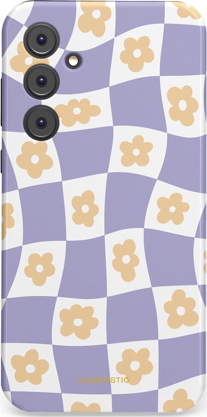 Telefoonhoesje met een paars-wit dambordpatroon en gele madeliefjes. Duidelijk zichtbaar zijn de camera-uitsparingen.