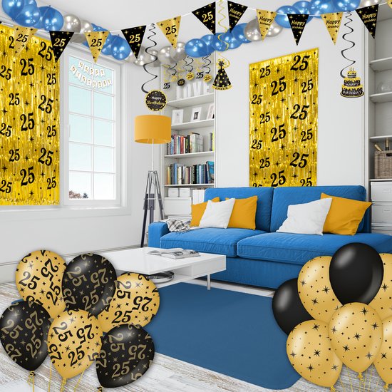 Een woonkamer versierd voor een 25ste verjaardag met gouden en zwarte '25' slingers, ballonnen en gouden franje achtergronden.