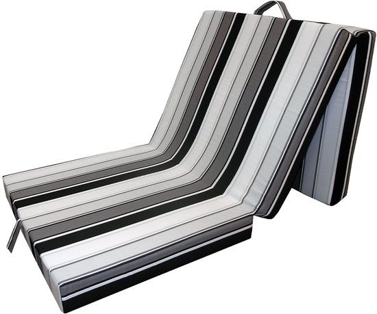 Opklapbaar matras met strepen in zwart, grijs en wit. Afmetingen 70 x 10 x 70 cm.