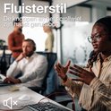 Witte draadloze muis op een bureau, met op de achtergrond een vrouw in gesprek met koptelefoon. Tekst "Fluisterstil de knoppen en het scrollwiel zijn haast geruisloos".